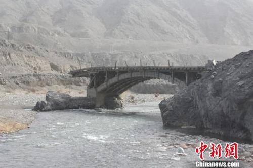 圖為烏魯木齊達(dá)坂城區(qū)白楊河上的木拱橋?！∵_(dá)坂城區(qū)宣傳部供圖　攝