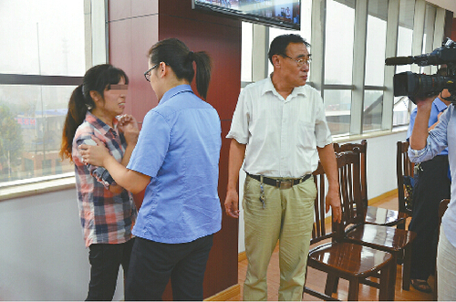 8月31日，平陰縣法院公審搶劫殺人案。庭審后，受害的姐(左一)情緒失控。