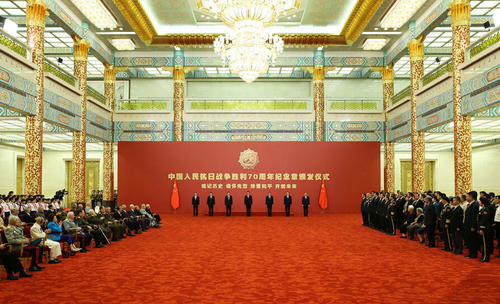 9月2日，中共中央總書記、國家主席、中央軍委主席習(xí)近平在北京人民大會(huì)堂向30名抗戰(zhàn)老戰(zhàn)士老同志、抗戰(zhàn)將領(lǐng)、為中國抗戰(zhàn)勝利作出貢獻(xiàn)的國際友人或其遺屬代表頒發(fā)中國人民抗日戰(zhàn)爭勝利70周年紀(jì)念章并發(fā)表重要講話。新華社記者龐興雷攝