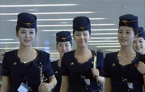 2015年7月1日，平壤順安國(guó)際機(jī)場(chǎng)第二航站樓竣工儀式在平壤舉行。當(dāng)天，航站樓正式投入使用。圖為航站樓竣工儀式視頻上出現(xiàn)的朝鮮空姐們。