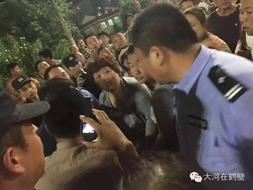 4城管與小攤販紅綠燈路口對(duì)跪