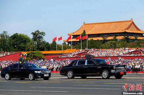 9月3日，紀(jì)念中國(guó)人民抗日戰(zhàn)爭(zhēng)暨世界反法西斯戰(zhàn)爭(zhēng)勝利70周年大會(huì)在北京隆重舉行。中共中央總書記、國(guó)家主席、中央軍委主席習(xí)近平檢閱參閱部隊(duì)。中新社記者 富田 攝