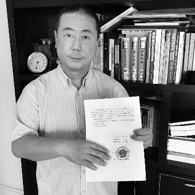 近日，方宏進向法晚記者展示勝訴法律文書