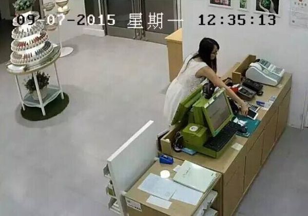 　白衣女子在滬瘋狂偷盜。圖為作案場景。