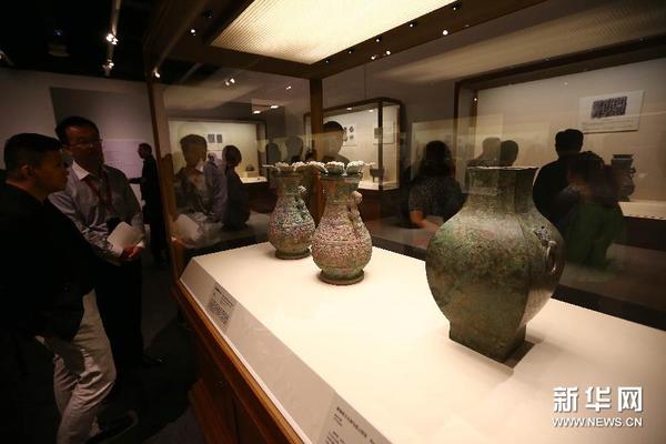 （2）9月11日，觀眾參觀新入藏文物特展。