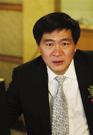 今年53歲的程博明為經(jīng)濟(jì)學(xué)博士，先后任職于金融時報社、北京證券登記有限公司、長城資信評估有限公司等。2001年加入中信證券，歷任研究咨詢部總經(jīng)理、常務(wù)副總經(jīng)理；從2010年開始擔(dān)任公司總經(jīng)理。