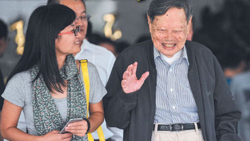 9月18日，楊振寧在合肥參觀中國科大近代物理系時接受記者采訪。記者卞世鵬 攝