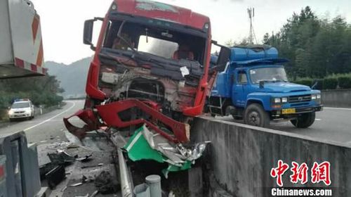 12日，一長途司機在泉三高速疲勞駕駛大掛車“勢如破竹”，匝道護欄車輛等遭損。　孟興紅　攝