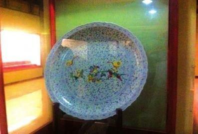 資料圖：在冀寶齋這個(gè)晉代的盤子上，蜀國(guó)內(nèi)訌，三英不戰(zhàn)呂布戰(zhàn)趙云。圖片來(lái)源：華西都市報(bào)