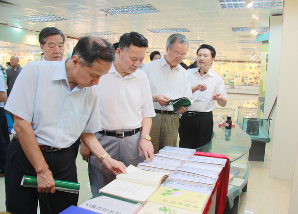 在廣西中醫(yī)藥大學(xué)醫(yī)史館，考察組成員翻閱壯醫(yī)理論著作。