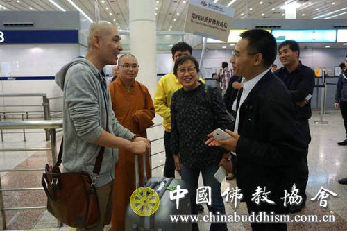 出席第四屆世界佛教論壇的海內(nèi)外佛教代表和嘉賓陸續(xù)抵達(dá)無(wú)錫報(bào)到參會(huì)5