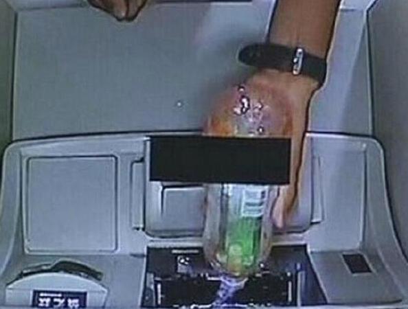 給ATM機(jī)喝飲料