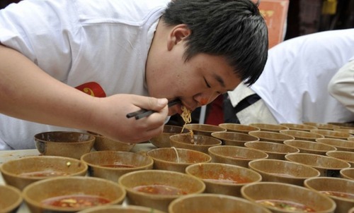 最終，來自甘肅的游客趙先生贏得此次吃面比賽的冠軍，他以一分鐘吃掉43碗的成績將其他選手PK下去，并且贏得了一張寫著“白吃證”的獎狀和“面大大”稱號。贏得比賽后，趙先生開玩笑說：“很有意思，第一次和這么多人一起吃面，我也沒想到我能吃得這么快,我太能吃了吧。”