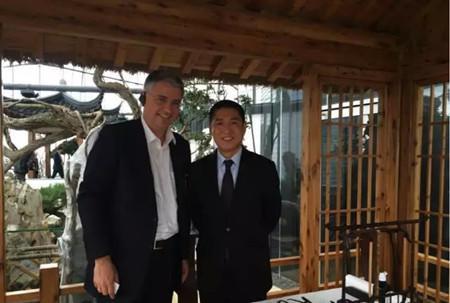 羅氏集團(tuán)CEO施萬(wàn)博士與寶庫(kù)中國(guó)創(chuàng)始人兼CEO柳費(fèi)國(guó)先生合影