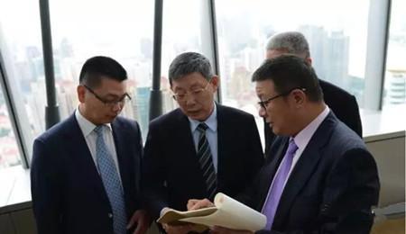 倪建達(dá)先生、楊雄市長(zhǎng)與周忻先生于Olive廣場(chǎng)