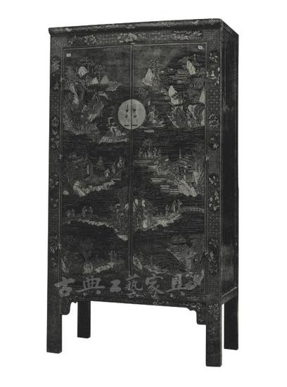 （一）清中晚期 紅漆描金山水人物圖方角柜（圖1-1）

　　高204.5厘米，寬113.5厘米，深53.3厘米

　　此柜紅漆為地，上描金彩繪紋飾，想象實(shí)物，定是富麗堂皇，光彩奪目。
