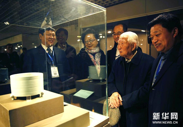 11月17日，中國(guó)古陶瓷研究會(huì)名譽(yù)會(huì)長(zhǎng)、故宮博物院研究員耿寶昌（右二）和中國(guó)古陶瓷學(xué)會(huì)會(huì)長(zhǎng)、故宮博物院研究員王莉英（右四）等在故宮觀賞展出的汝窯瓷器。