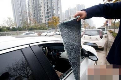 小區(qū)50輛車被砸 為何要把車停在路邊？車主：一個(gè)車位10萬元