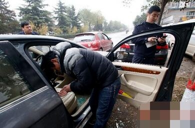 小區(qū)50輛車被砸 為何要把車停在路邊？車主：一個(gè)車位10萬元