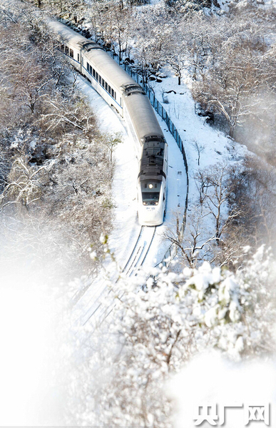 　長(zhǎng)城巍峨雪后幽然，“雪國(guó)列車”穿越居庸關(guān)如“銀蛇”美到窒息。