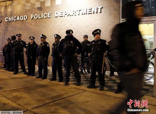 芝加哥警方在警察局門(mén)外嚴(yán)陣以待，以防事態(tài)升級(jí)。