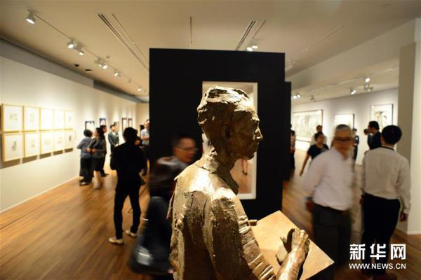 11月25日，參觀者在新加坡國(guó)家美術(shù)館參觀吳冠中畫展。