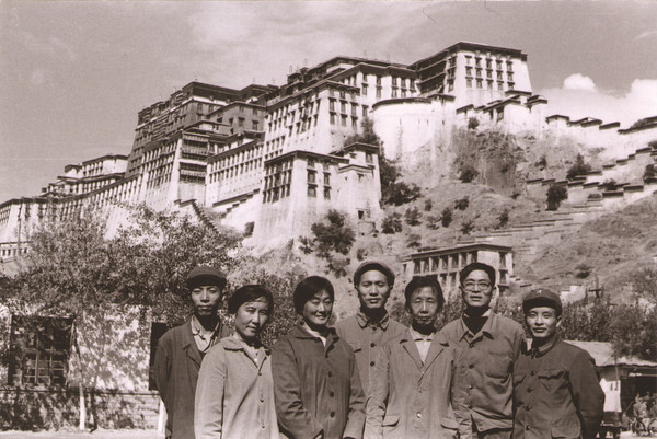 1976年，韓書力（左一）與中央美院老師在拉薩。