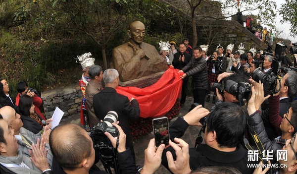 11月30日，吳清源銅像在鳳凰古城揭幕。