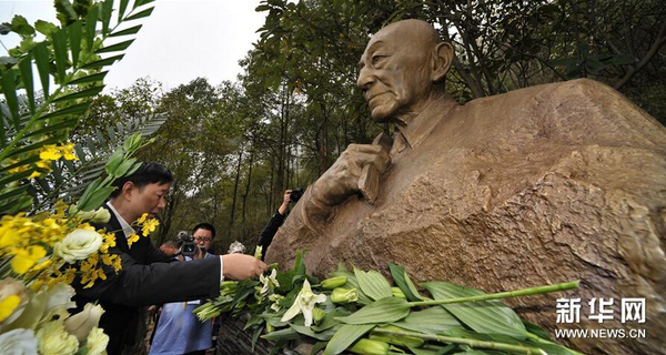 11月30日，吳清源銅像在鳳凰古城揭幕。1