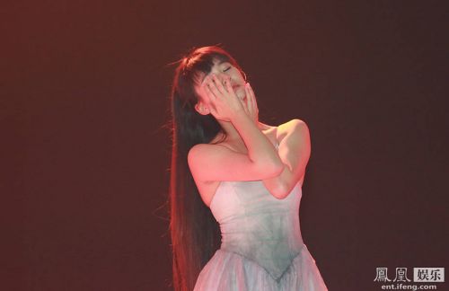 　小彩旗沉醉在表演中。