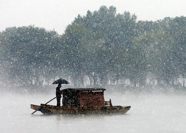 12月5日，杭州降下2015年入冬第一場雪。沒有一點(diǎn)點(diǎn)防備，杭州的初雪就洋洋灑灑地飄落了，雪越來越大，氣溫也驟降，西湖的水面上飄起層層白霧，與雪花攪在一起，如夢(mèng)似幻。林云龍 視覺中國
