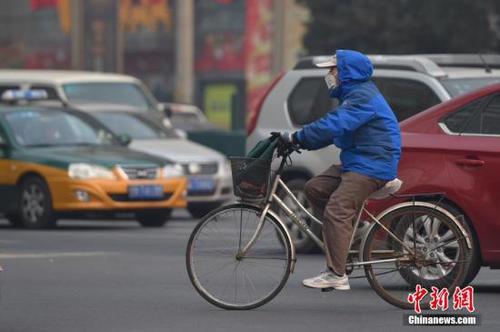 12月7日 北京遭新一輪霧霾侵襲 氣象臺再次發(fā)布橙色預警。 中新網(wǎng)記者 金碩 攝