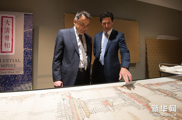 12月8日，在位于澳大利亞堪培拉的澳大利亞國(guó)家圖書(shū)館展廳，澳大利亞國(guó)家圖書(shū)館理事會(huì)主席瑞安·斯多克斯（右）和首都地區(qū)立法會(huì)議員克里斯·伯克欣賞《大清門(mén)至坤寧宮中一路立樣糙底》圖檔。