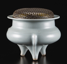 宋龍泉窯鬲式爐，關(guān)西美術(shù)2015秋拍成交價(jià)1278萬日元。
