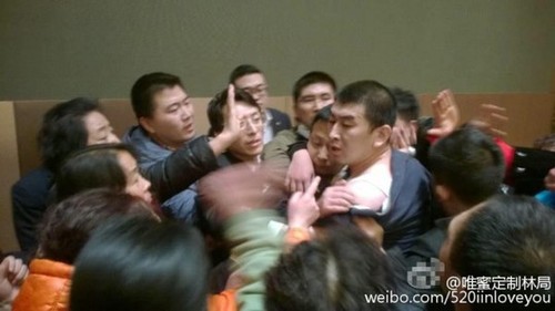 宋鴻兵被迫手寫道歉書，并稱泛亞資金出現(xiàn)問題，可能跟股票市場有關(guān)。此前在一些場合受到宋鴻兵的“指引”，投資者購買了泛亞有色金屬交易所推出的理財(cái)產(chǎn)品“日金寶”，后因泛亞發(fā)生兌付危機(jī)使得這些投資人血本無歸。圖為宋鴻兵遭圍攻現(xiàn)場。