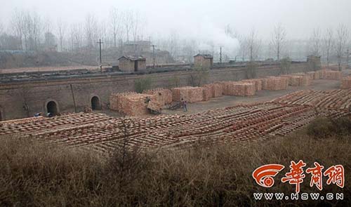近日，磚廠就地取材用黃土燒磚，多年來取土面積不斷擴大，范圍向不遠處的全國重點文物保護單位渭陵延伸，這一現(xiàn)象被一名文物愛好者觀測衛(wèi)星照片發(fā)現(xiàn)，并在網(wǎng)上公開。一位曾參與渭陵調(diào)查勘探的專家認為，磚廠取土已侵入了渭陵的建設控制地帶，這一區(qū)域?qū)儆谖剂炅陥@夯土垣墻?！按u廠不僅破壞了2000多年前的陵園垣墻，還用垣墻夯土來燒磚售賣，這太荒唐了?！?圖片來源：華商網(wǎng)