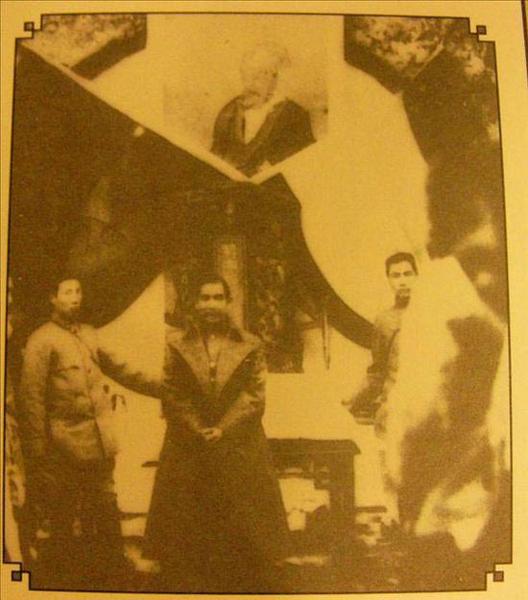 辛亥革命期間，擔(dān)任臨時大總統(tǒng)的孫中山到南京紫金山祭奠明太祖朱元璋。