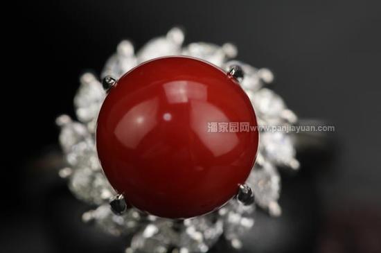 日文原意為紅色，泛指紅色的珊瑚，價(jià)值最高。成品多為辣椒紅色、深紅色，少見粉紅色及白色，有白芯，光澤亮，質(zhì)地細(xì)膩，蟲眼少。主要產(chǎn)于日本南部以及臺灣附近島嶼。