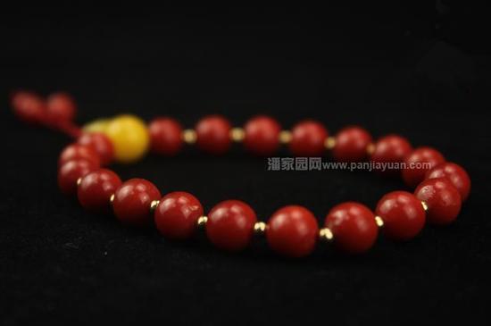 顏色比較單一都是紅色，沒有明顯的白芯，紋路較清晰，主要產(chǎn)于意大利南部沙丁尼亞島附近的地中海海域。