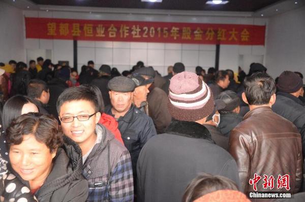 河北“土豪村”年底現(xiàn)金分紅千萬 村民領錢樂開懷4