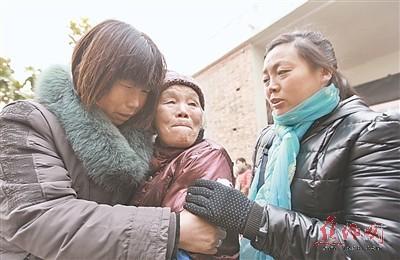 72年后回到家，劉翠英老人（中）與親人抱成一團(tuán)。圖片來源：焦作日?qǐng)?bào) 吉亞南 攝