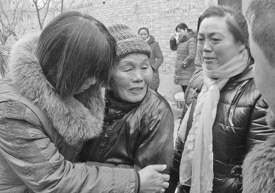 看見自己的侄女、侄兒，劉翠英老人悲喜交集。圖片來源：大河報(bào)