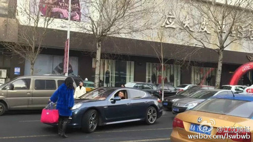 圖為夫妻二人在街頭吵架致交通癱瘓。