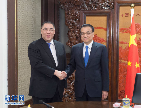 12月23日，國務(wù)院總理李克強(qiáng)在北京中南海紫光閣會見來京述職的澳門特別行政區(qū)行政長官崔世安。 新華社記者王曄攝