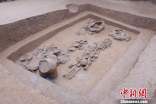 近日，貴州省遵義市習(xí)水縣黃金灣先秦兩漢時(shí)期遺址考古發(fā)掘被中國(guó)國(guó)家文物局定為2015年度中國(guó)重要考古發(fā)現(xiàn)之一，記者現(xiàn)場(chǎng)探訪黃金灣考古現(xiàn)場(chǎng)。圖為漢代的豎穴土坑墓?！∑盐乃?攝