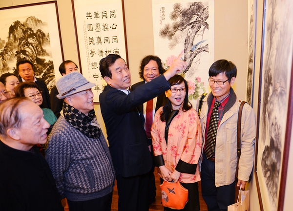 書畫界委員參加海峽兩岸四地“兩岸一家親，共圓中國夢”畫展。