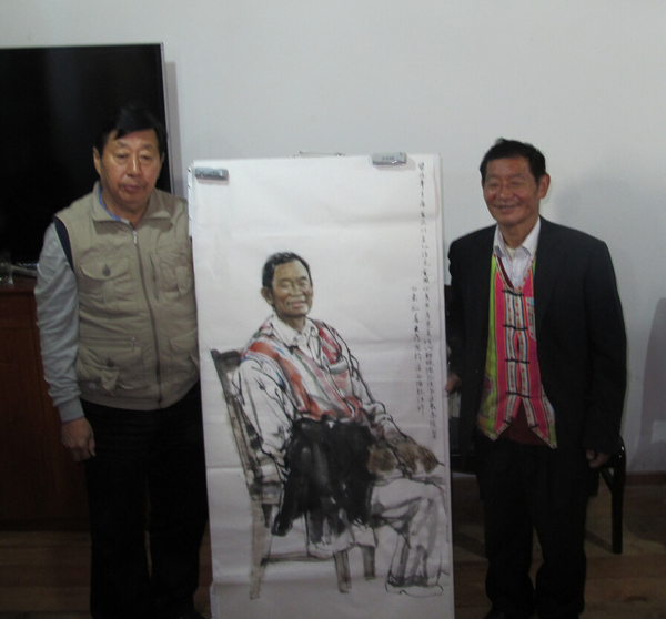 書畫界委員赴云南寫生，為時代楷模、優(yōu)秀共產黨員高德榮（右）畫像。