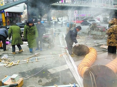 北京大興一地下供暖主管破裂致多個小區(qū)停暖（圖）