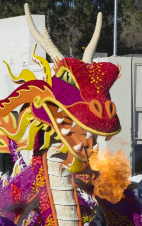 中國(guó)龍花車在行進(jìn)中噴出火焰。