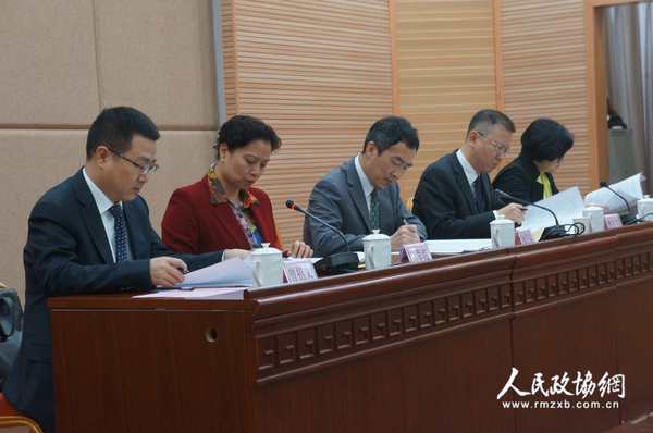 致公黨廈門市委副主委鄭幸紅（左二）主持會(huì)議。 拷貝